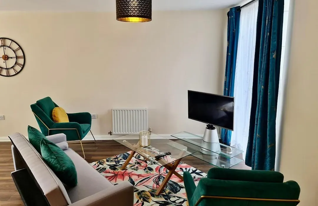 Cute 3 Bedroom House Near Etihad Stadium And Coop Arena With Parking-1