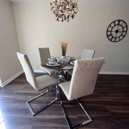 Cute 3 Bedroom House Near Etihad Stadium And Coop Arena With Parking-2