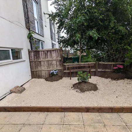 Cute 3 Bedroom House Near Etihad Stadium And Coop Arena With Parking-3